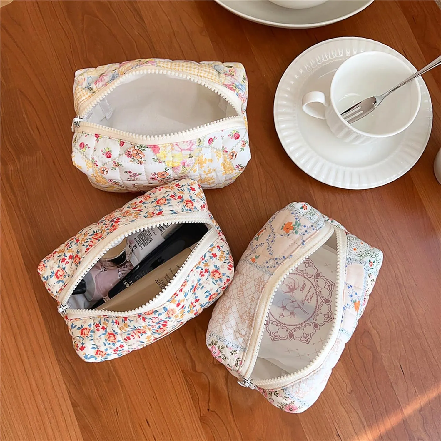 Floral Makeup Bag Small Cotton Quilted Cosmetic Makeup Bag Organizer, Aesthetic Portable Pouch Purse Toiletry Bag for Women Girls Travel accessories (Beige Floral-S)
